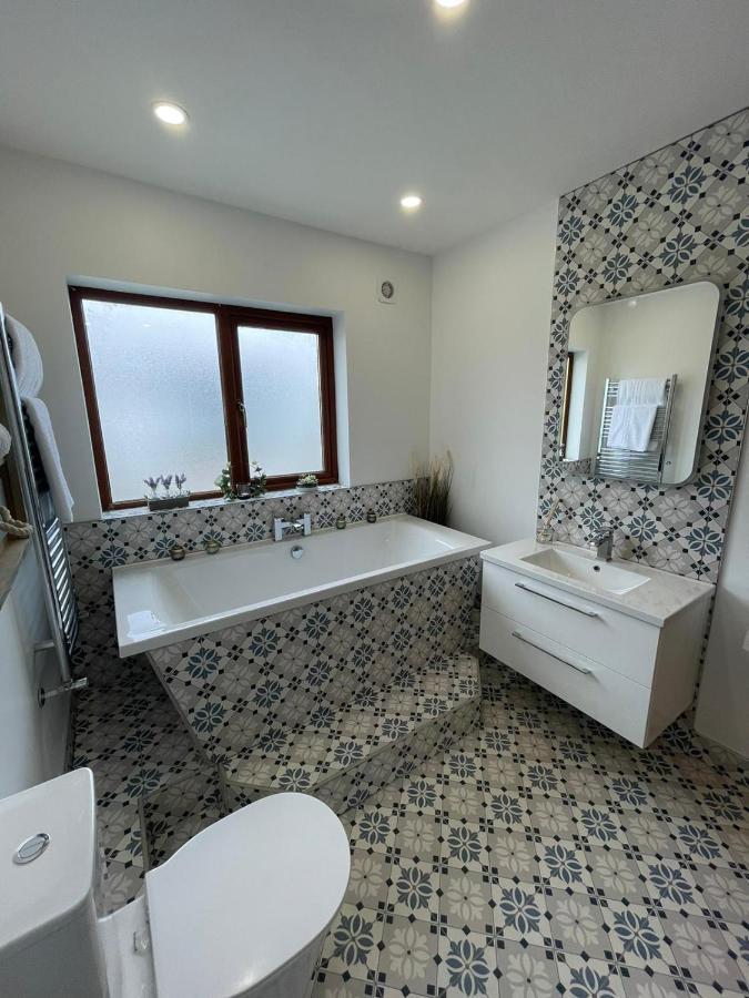Wonderful Coastal Home In Dingle Town Esterno foto